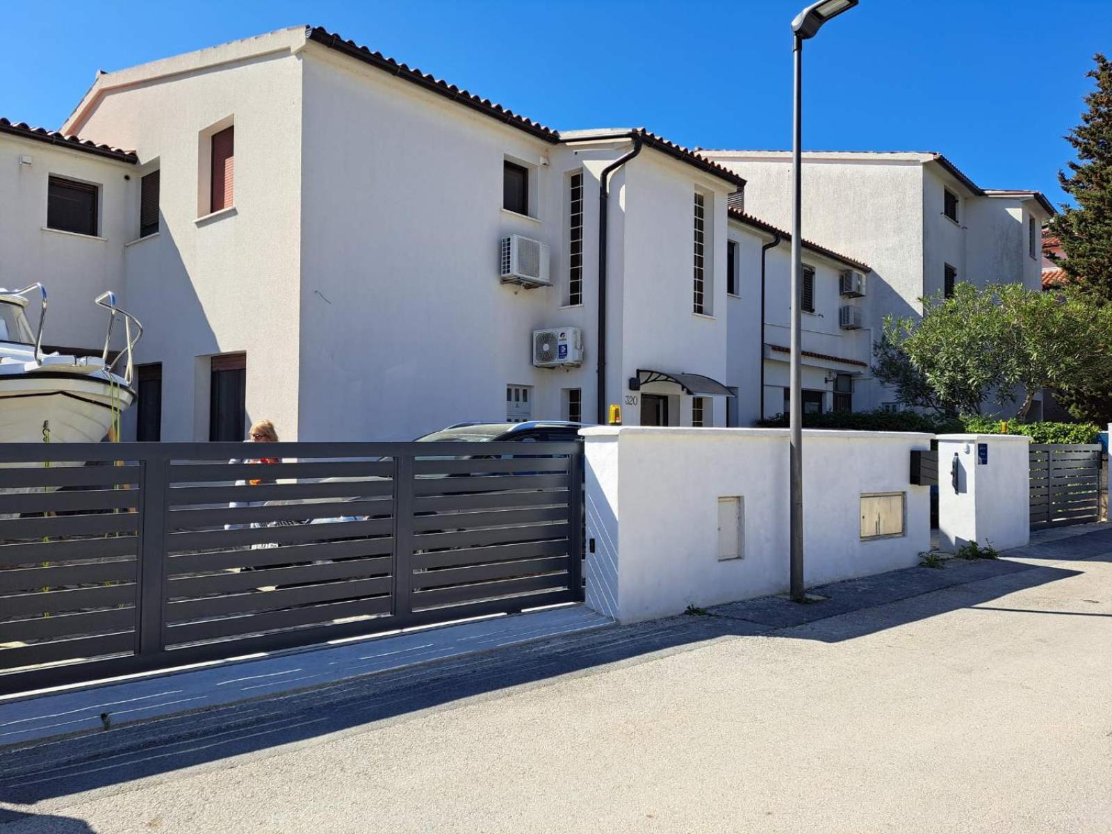 Apartments Finera Pomer Bagian luar foto