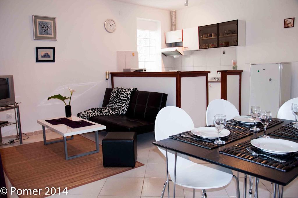 Apartments Finera Pomer Ruang foto